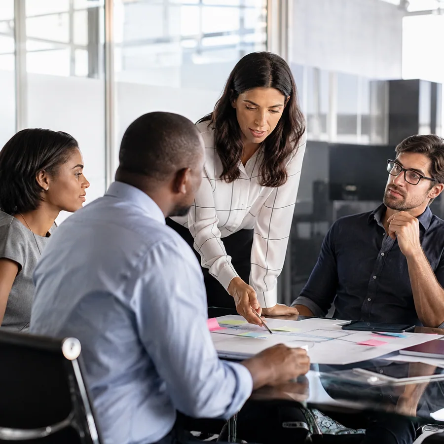Equipe reunida em torno de uma mesa analisa dados e discute o planejamento.